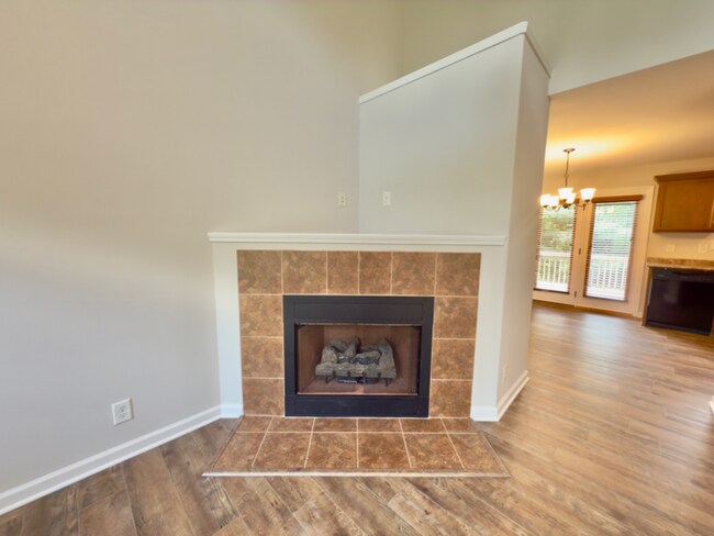 Foto del edificio - 638 Hidden Valley Dr