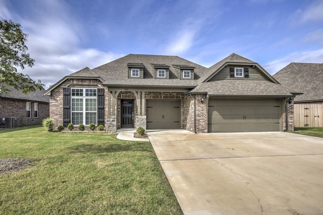 Building Photo - 4 bedroom with 3 car garage in Glenn Abbey.