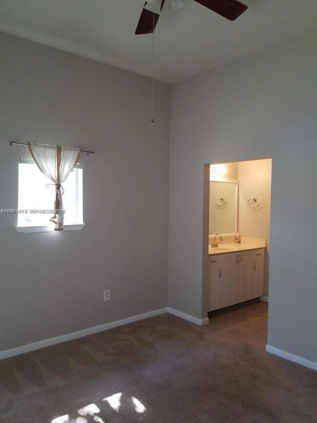 Foto del edificio - 4863 Via Palm Lakes