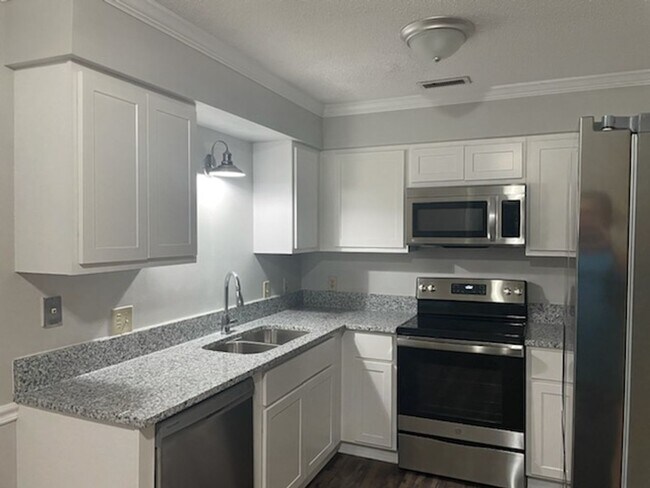 Foto del edificio - Charming 2br 1.5 near Downtown Cary! Available Now!