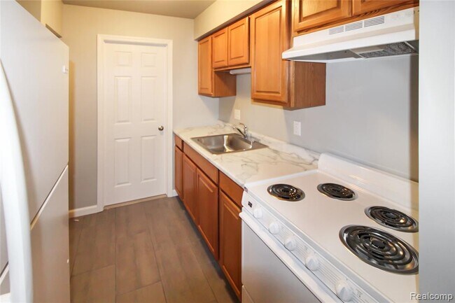 Foto del edificio - 24024 Hall Rd