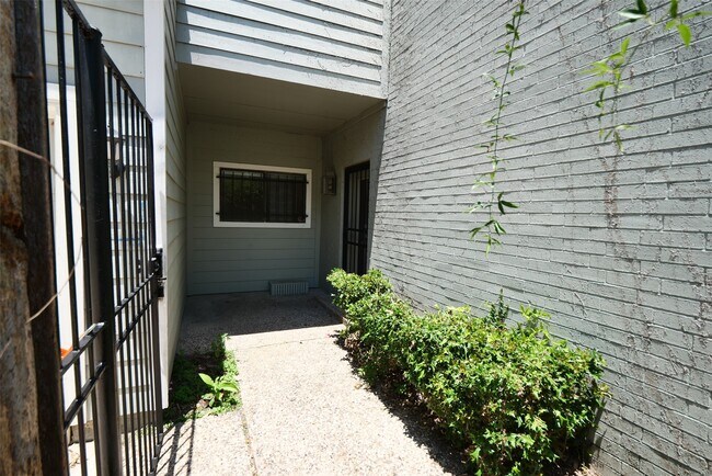 Foto del edificio - 9526 Val Verde St