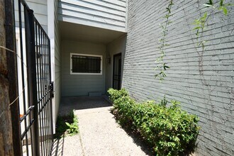 Building Photo - 9526 Val Verde St