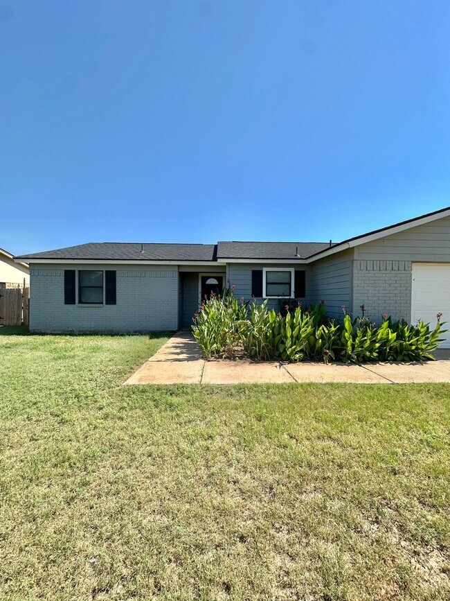 Building Photo - NOW AVAILABLE - Spacious 3-Bedroom Home Ne...