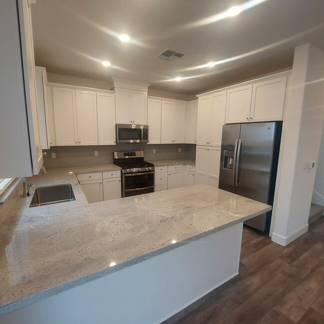 Foto del edificio - Newer Lennar built 4 Bedroom, 3 full bath ...