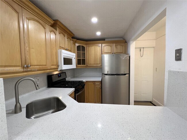 Building Photo - 6705 N Kendall Dr
