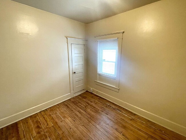 Photo - 3 Bedroom with 1.5 car garage/workshop combo (has electricity) Apartment