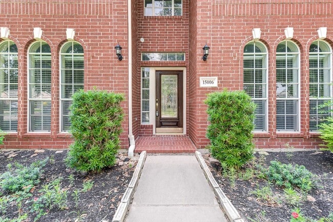 Building Photo - Beautiful 4 bedroom 2.5 bathroom with mass...