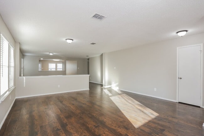 Building Photo - 539 Burleson St