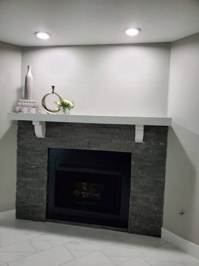 Building Photo - 2125 Pine Breeze Ln