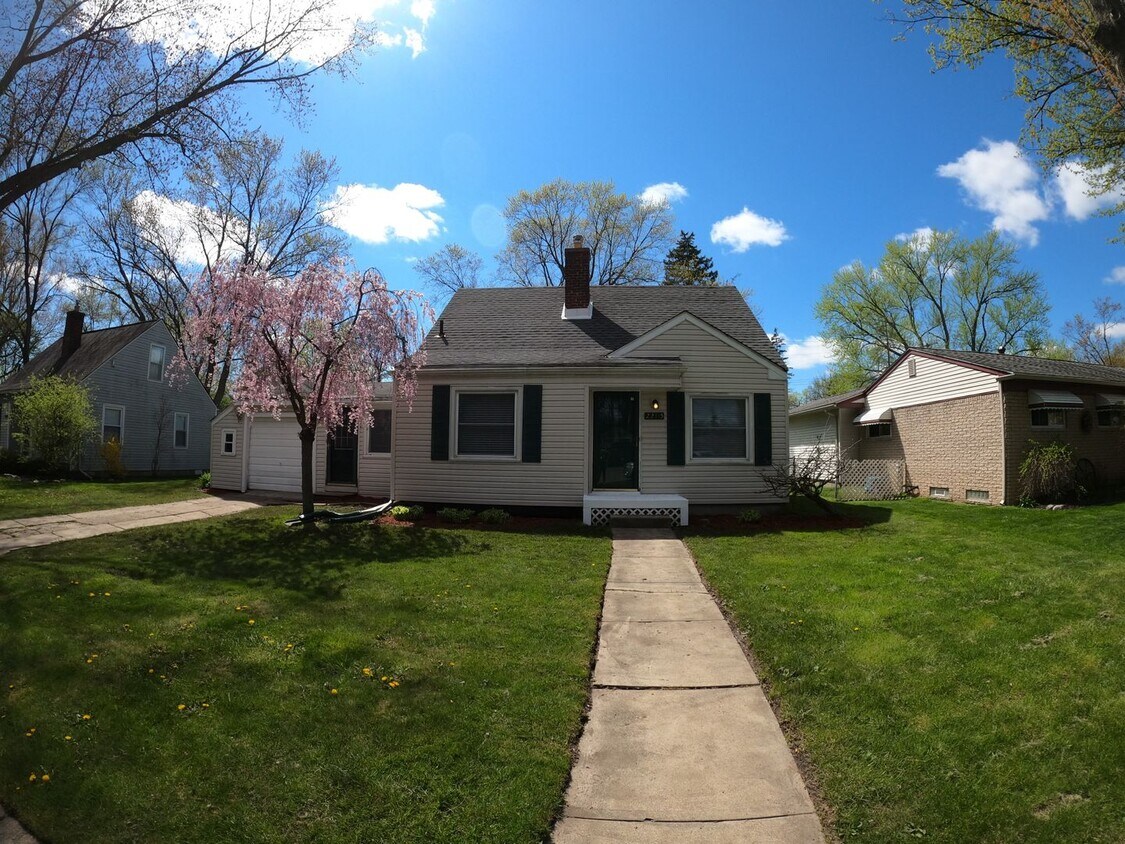 Foto principal - 4 Bed 2 Bath Farmington Hills home for lease