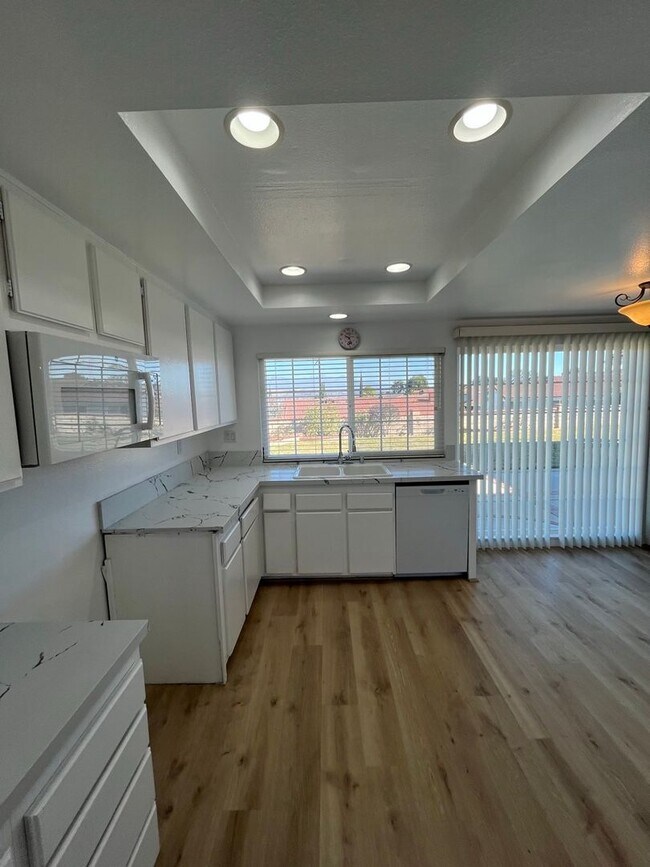 Building Photo - Spacious 4-Bedroom Home with Modern Comfor...