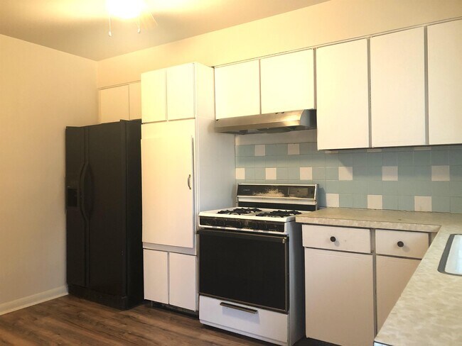 Building Photo - 990 Bellevue Ave