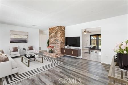 Foto del edificio - 19725 Mariposa Ave