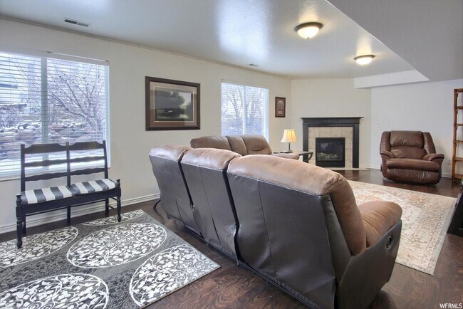 Building Photo - 432 Simoron Dr