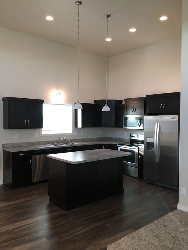 Building Photo - 4 bed 3 bath Single Family Home