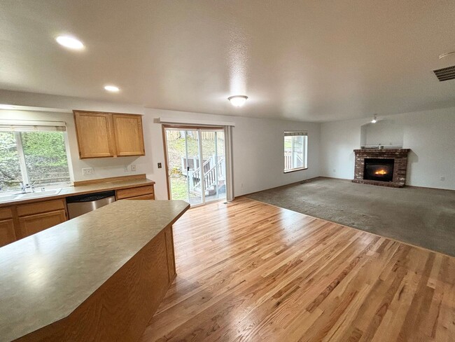 Building Photo - Spacious 4 bed 2.5 bath Home in Emerald Fo...