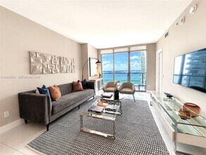 Building Photo - 1300 Brickell Bay Dr