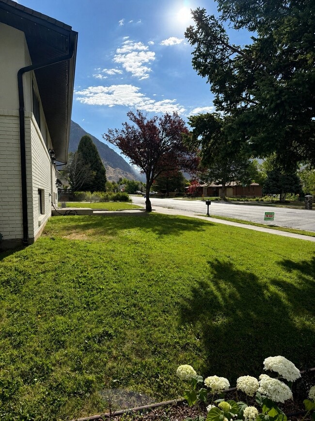 Foto del edificio - 4860 Country Club Dr