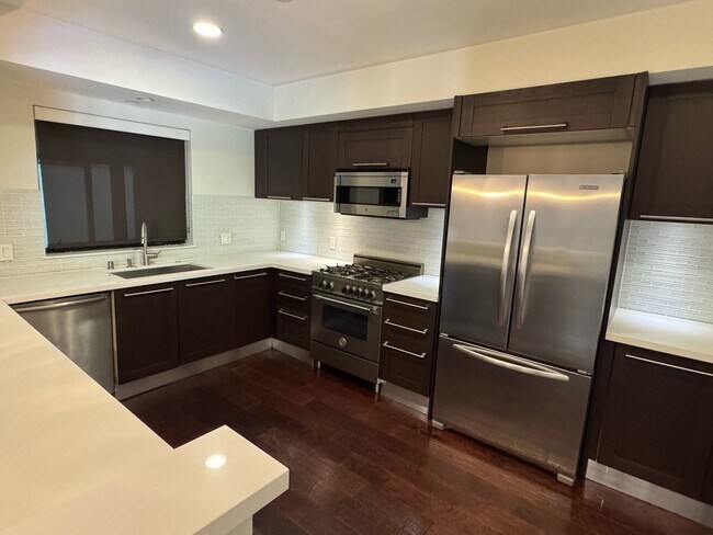 Foto del edificio - 1636 S Beverly Glen Blvd