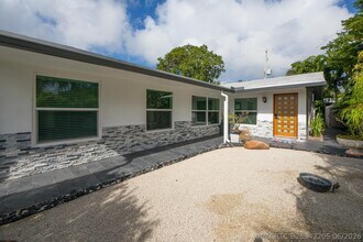 Building Photo - 1425 NE 26th Dr