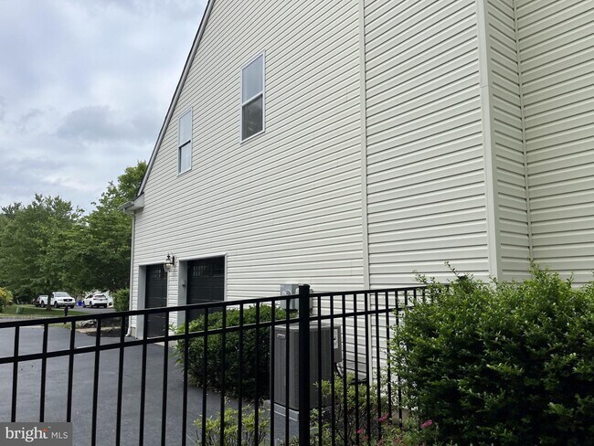 Foto del edificio - 14 Bard Dr