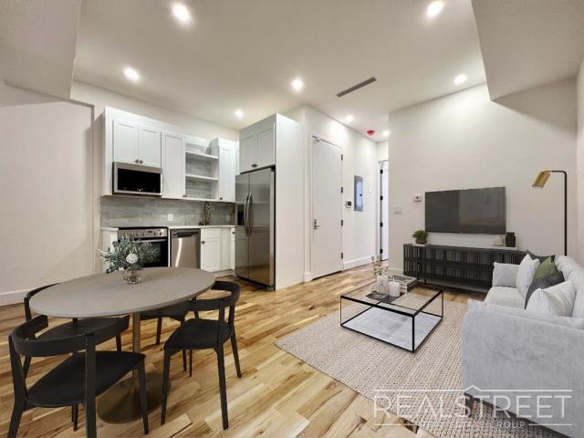 Foto del edificio - 3 bedroom in BROOKLYN NY 11213