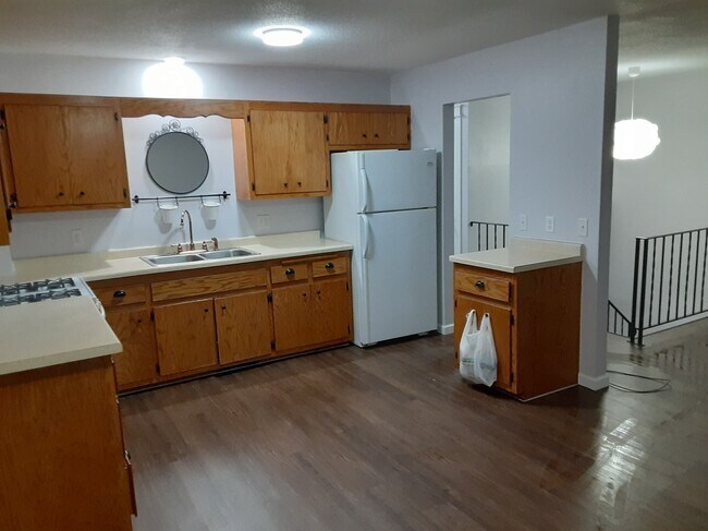 Kitchen - 210 Leighton Dr