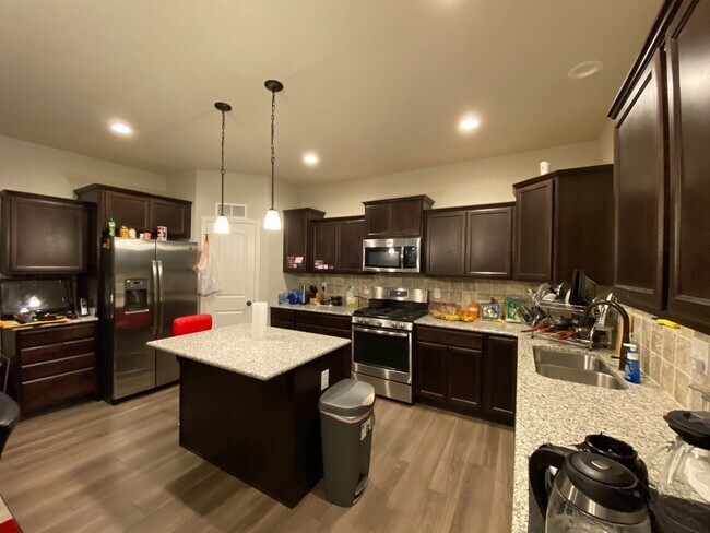 Foto del edificio - Immaculate 4 Bed 3 Bath Home Near Fort Car...