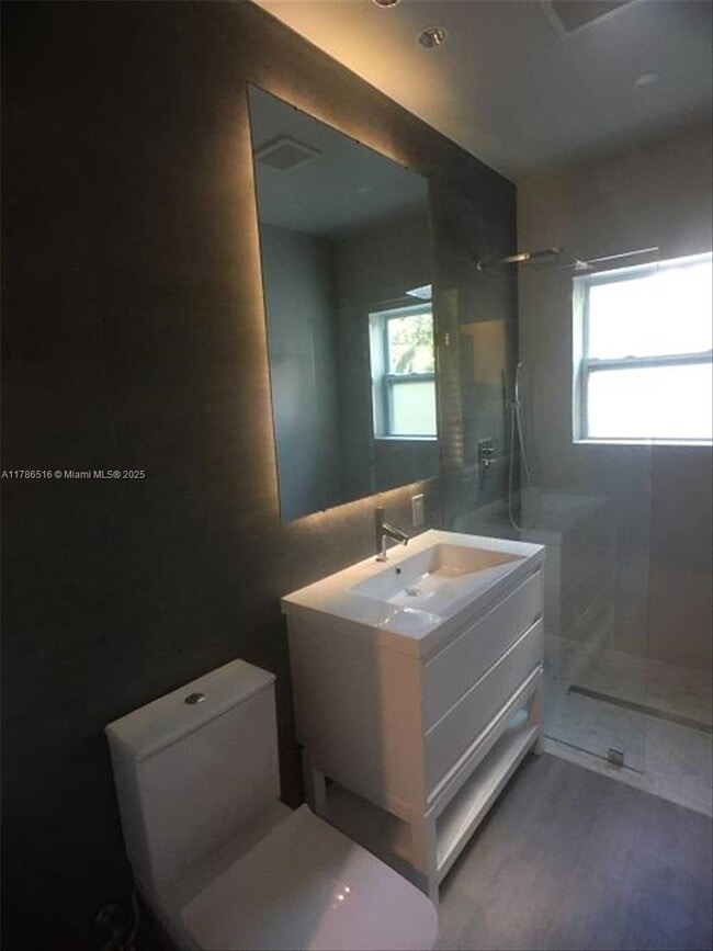 Foto del edificio - 6832 Mindello St