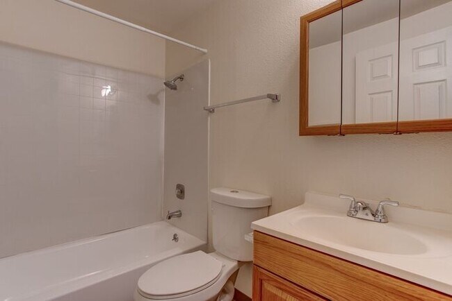 Foto del edificio - 2 bedroom 1 bath close to local shops!!