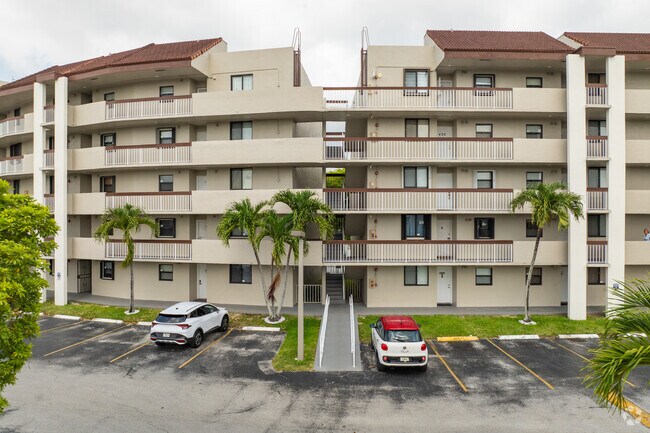 Foto del edificio - Las Brisas Village Condo