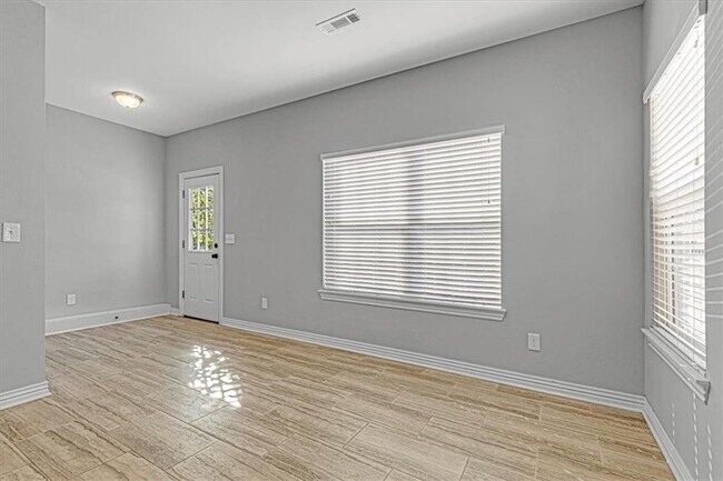Foto del edificio - 1429 E Huntsville Rd