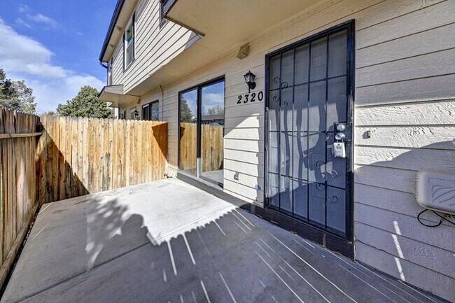 Foto del edificio - 2327 Lexington Village Ln