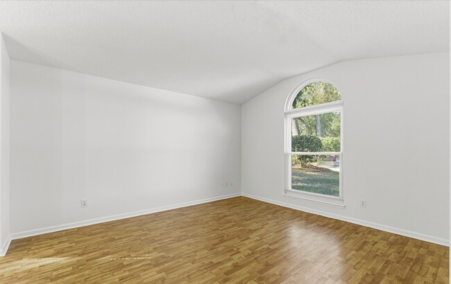 Building Photo - 8510 Majestic Oaks Dr S