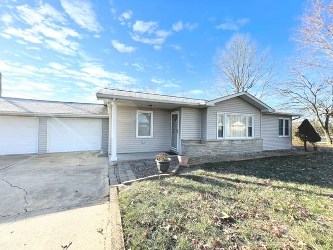 Primary Photo - Spacious 2 bedroom/ 1 bath home with a par...