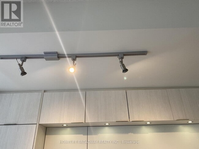 Building Photo - 170 Sumach St