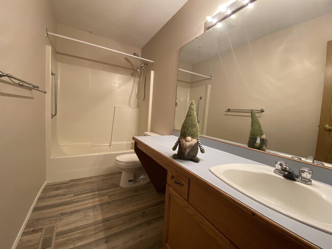 Building Photo - 2 Bed 1 Bath Unit in Red Deer, AB