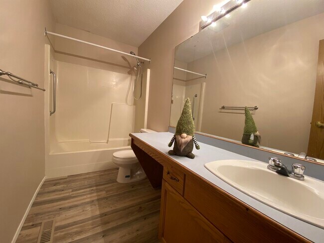 Photo du bâtiment - 2 Bed 1 Bath Unit in Red Deer, AB
