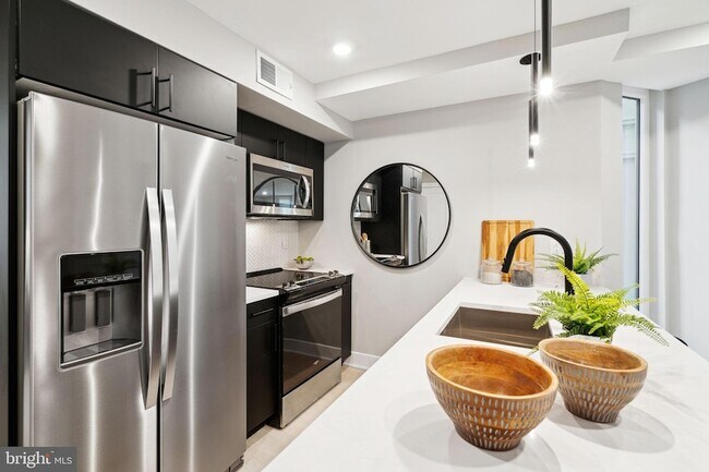 Foto del edificio - 6604 Ridge Ave