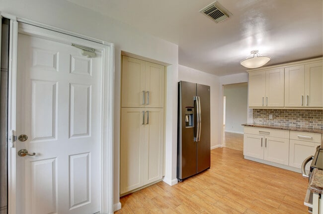 Foto del edificio - 6347 Country Wood Way