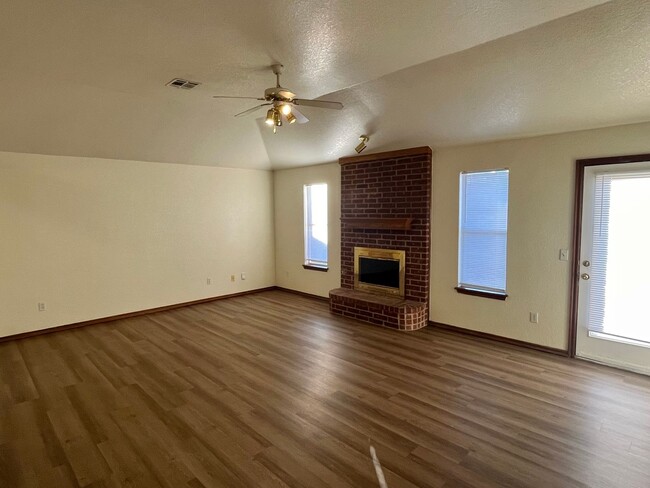 Building Photo - Great 3 Bed, 2 Bath With New Flooring Thro...