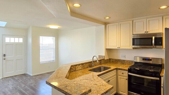 Foto del edificio - Updated condo with 2 car garage