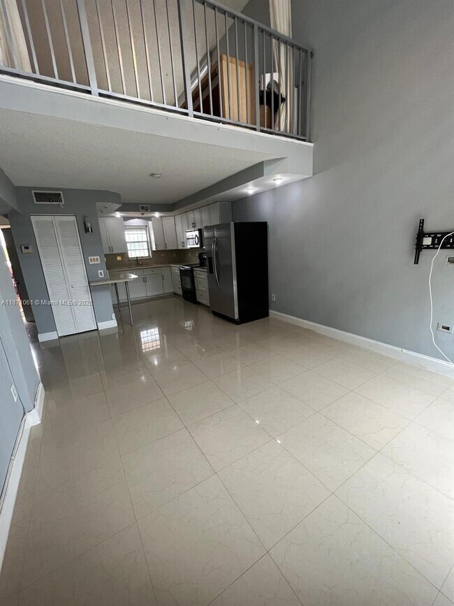 Building Photo - 8897 Fontainebleau Blvd