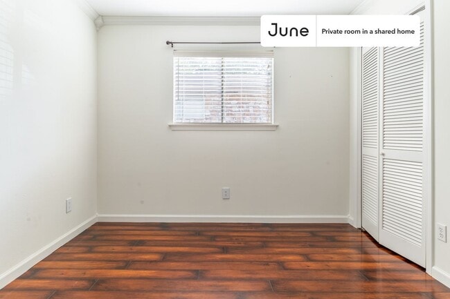 Building Photo - Room in Shared 4 bed/2 bath home