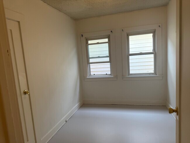 Building Photo - 1133 W Lexington Dr