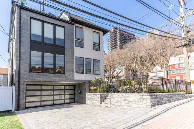 Foto del edificio - 38 Hilliard Ave