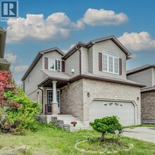Building Photo - 404 Tealby Crescent