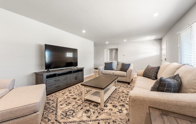 Building Photo - Spacious 3 BD / 2 BA Home with Beautifully...