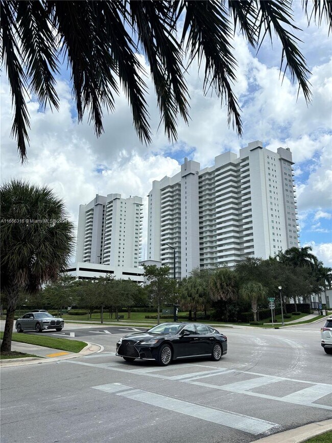 Building Photo - 14951 Royal Oaks Ln
